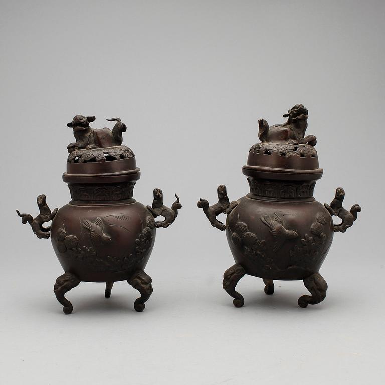 RÖKELSEKAR, ett par, brons, Japan, tidigt 1900-tal.