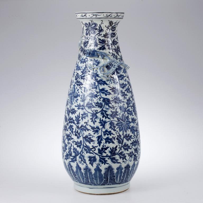 A large blue and white Qing dynasty vase (1644-1912).