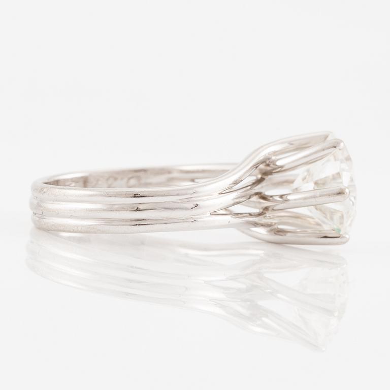 A ring in 18K white gold set with a round brilliant-cut diamond.