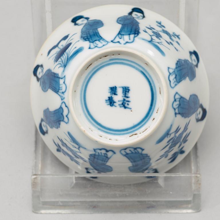 KOPPAR med FAT, fyra stycken, porslin. Qingdynastin Kangxi (1662-1722).