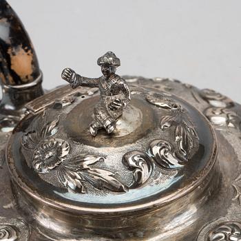 An English 19th century silver teapot mark of R Pearce & G Burrows London 1835, height 11 cm, weight in total 319 gr.