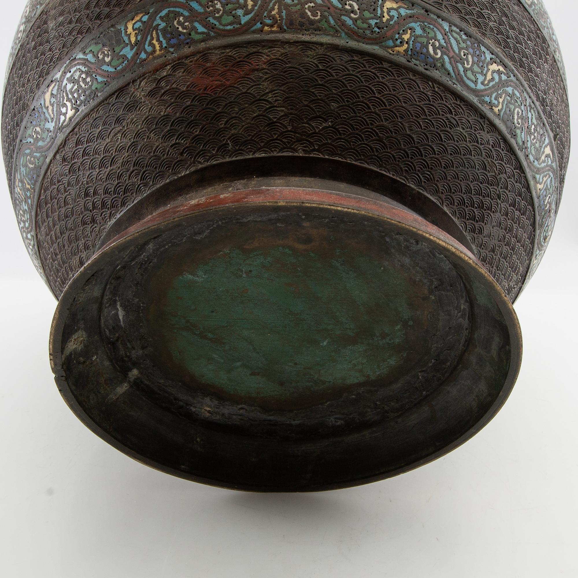 Vase/Outer casing China 20th century cloisonné.