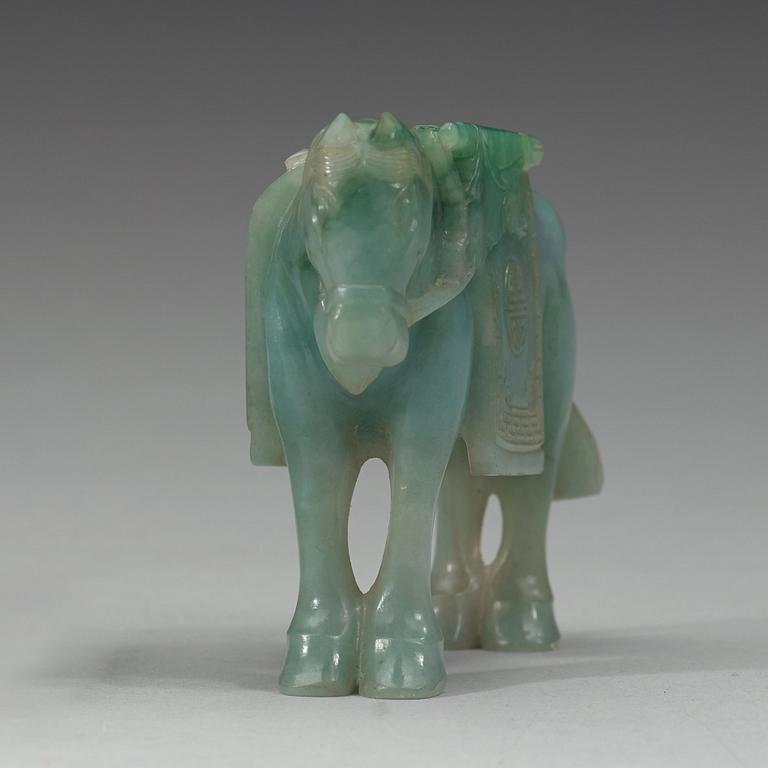 A carved figure of a horse, late Qing dynasty (1644-1912).