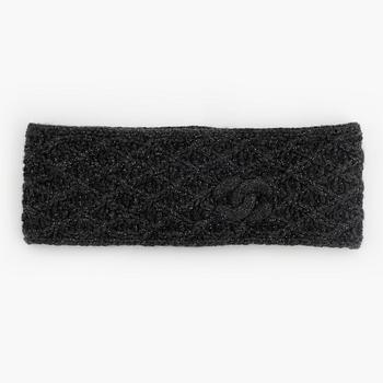 Chanel, a grey cashmere and wool headband.