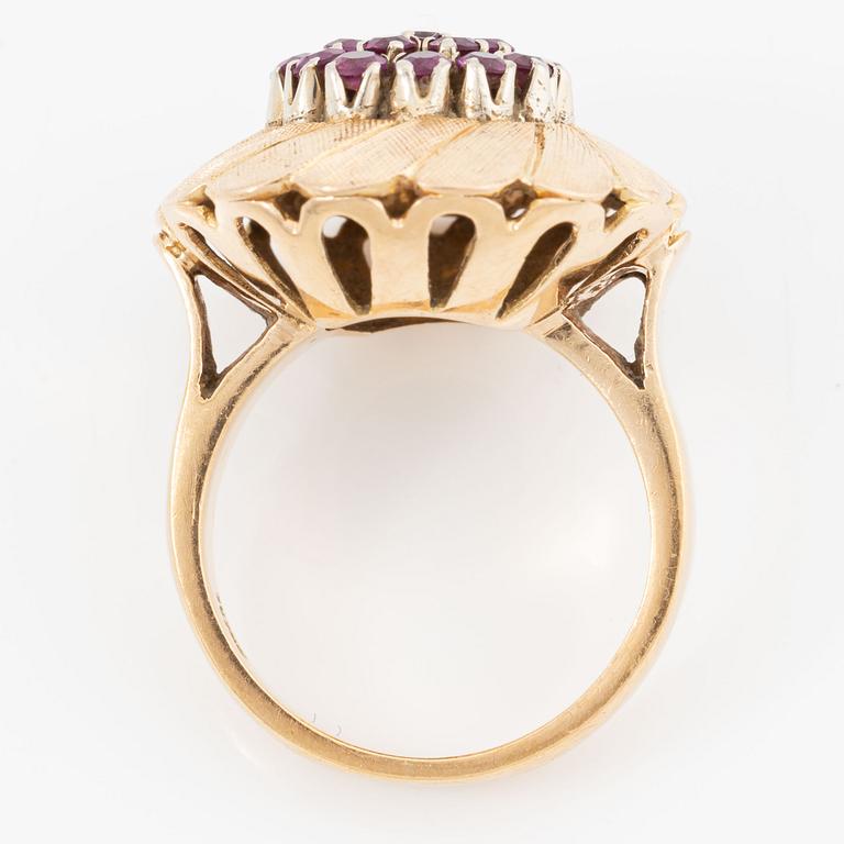 Ring, 18K gold in the form of a flower with pink sapphires.