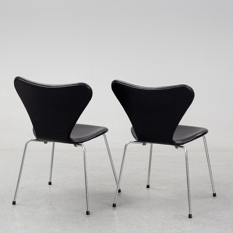 ARNE JACOBSEN, stolar, 3 st, "Sjuan", Fritz Hansen, Danmark.