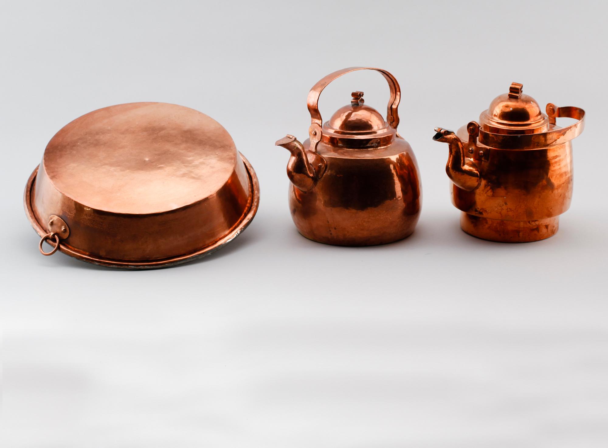 KAFFEPANNOR, 2 st samt FORM, koppar, 1800-/1900-tal.