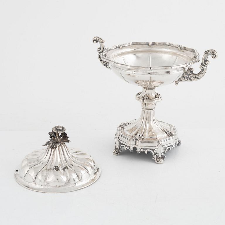 Fredrik & Wilhelm Zethelius, a Swedish silver sugarbowl with cover, Stockholm 1845.