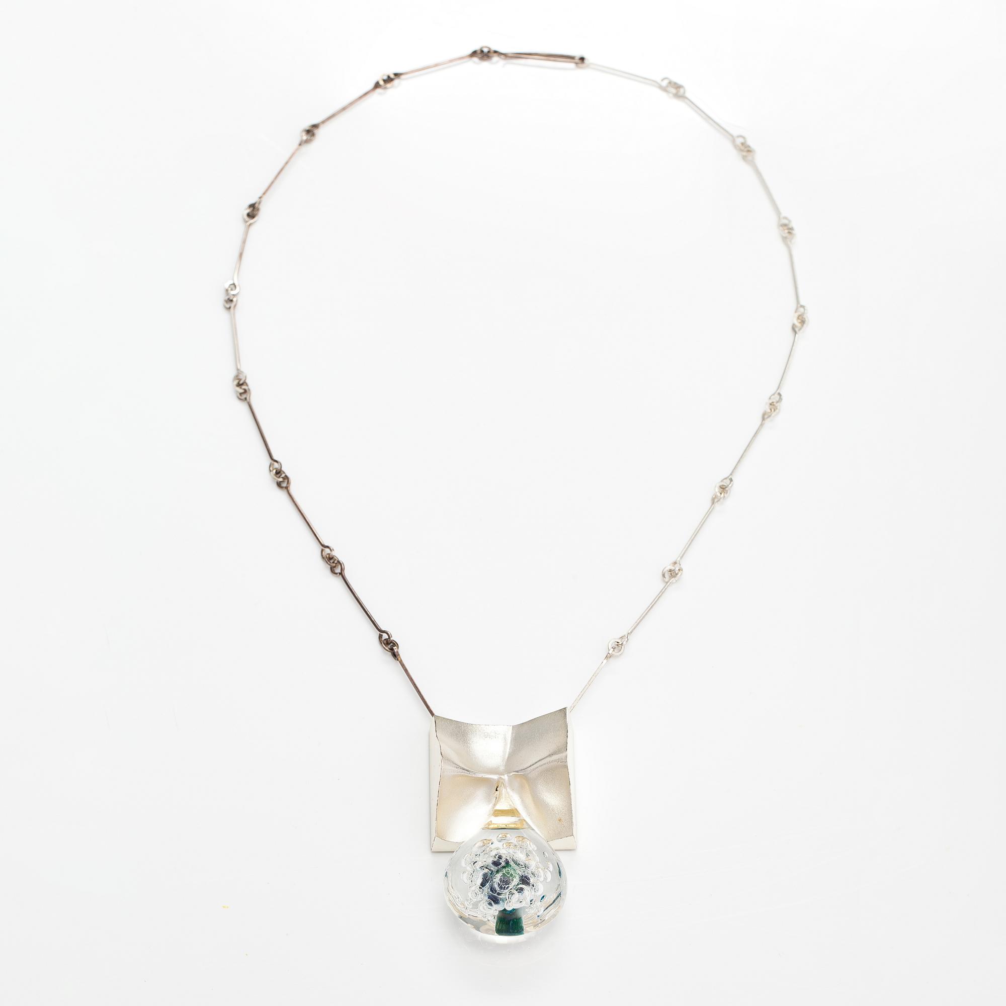 Björn Weckström, Kaulakoru "Big drop", sterlinghopeaa ja akryylia. Lapponia 2000.