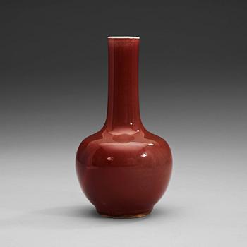 A sang de boef glazed vase, Qing dynasty (1644-1912).