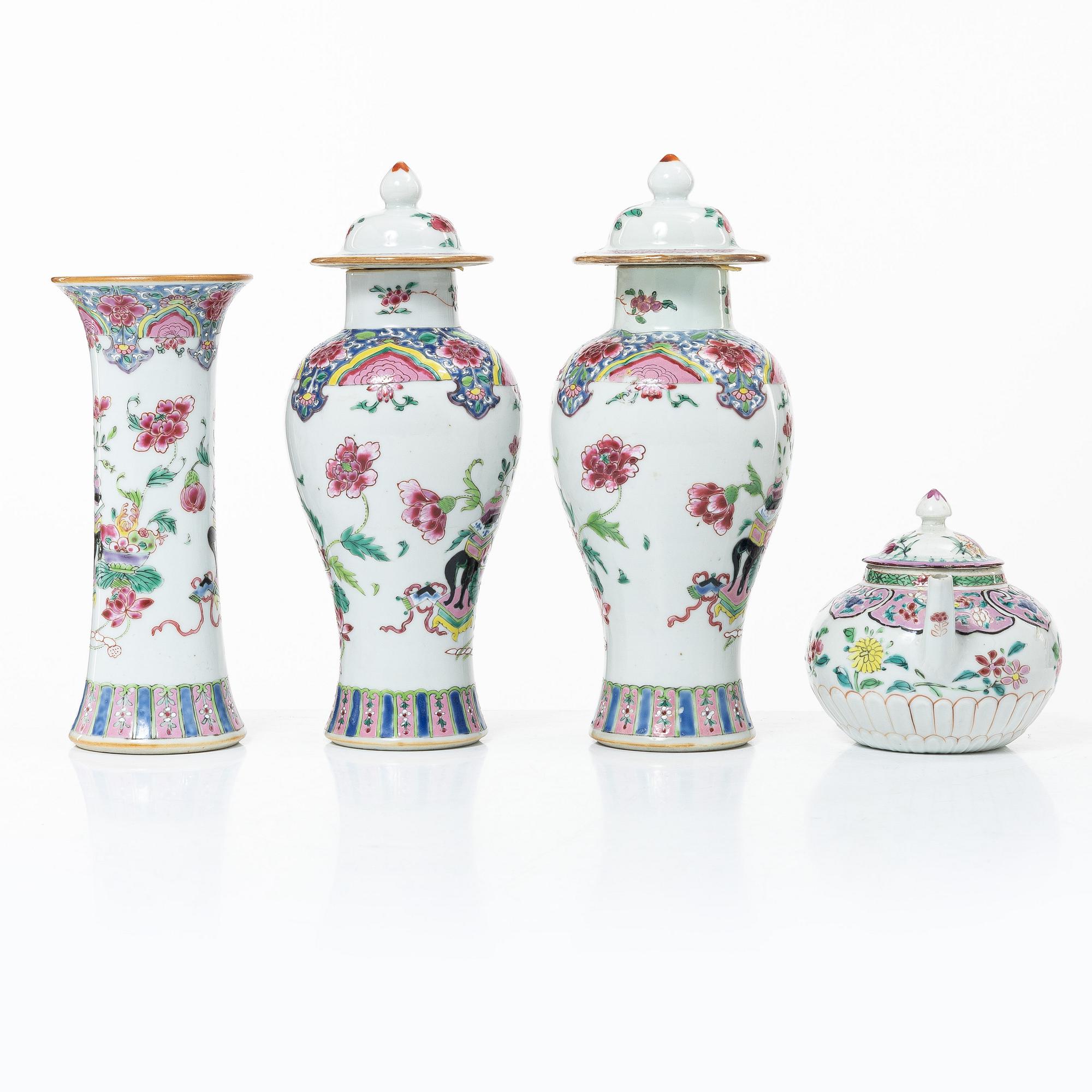 Tekanna, samt en garnityguppsättning med en vas och två urnor, exportporslin, Kina, Qingdynastin, 1700-tal.