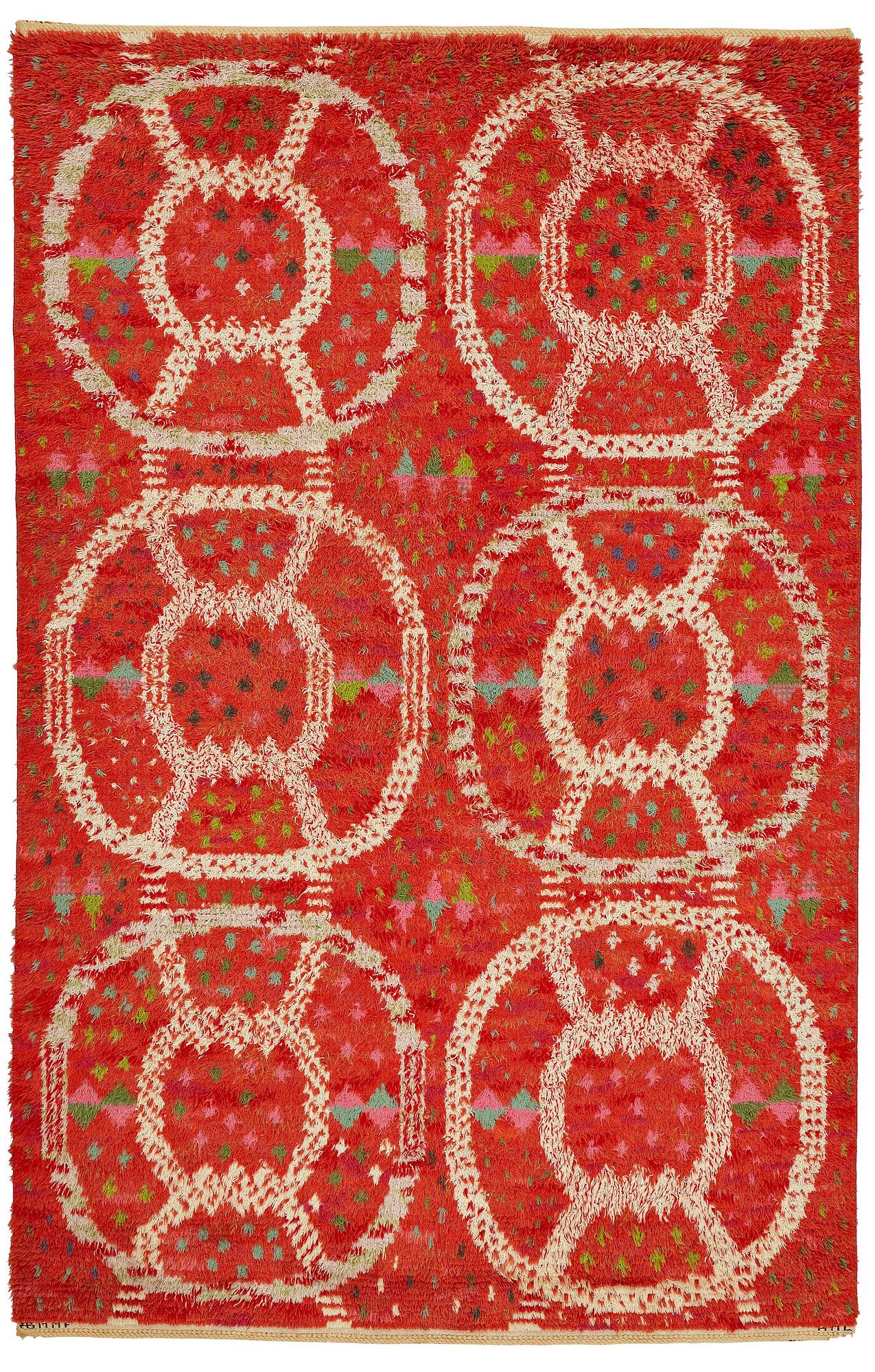 Ann-Mari Lindbom, gift Forsberg, MATTA, "Ann-Maris röda", rya, ca 311,5 x 201 cm, signerad AB MMF AML.