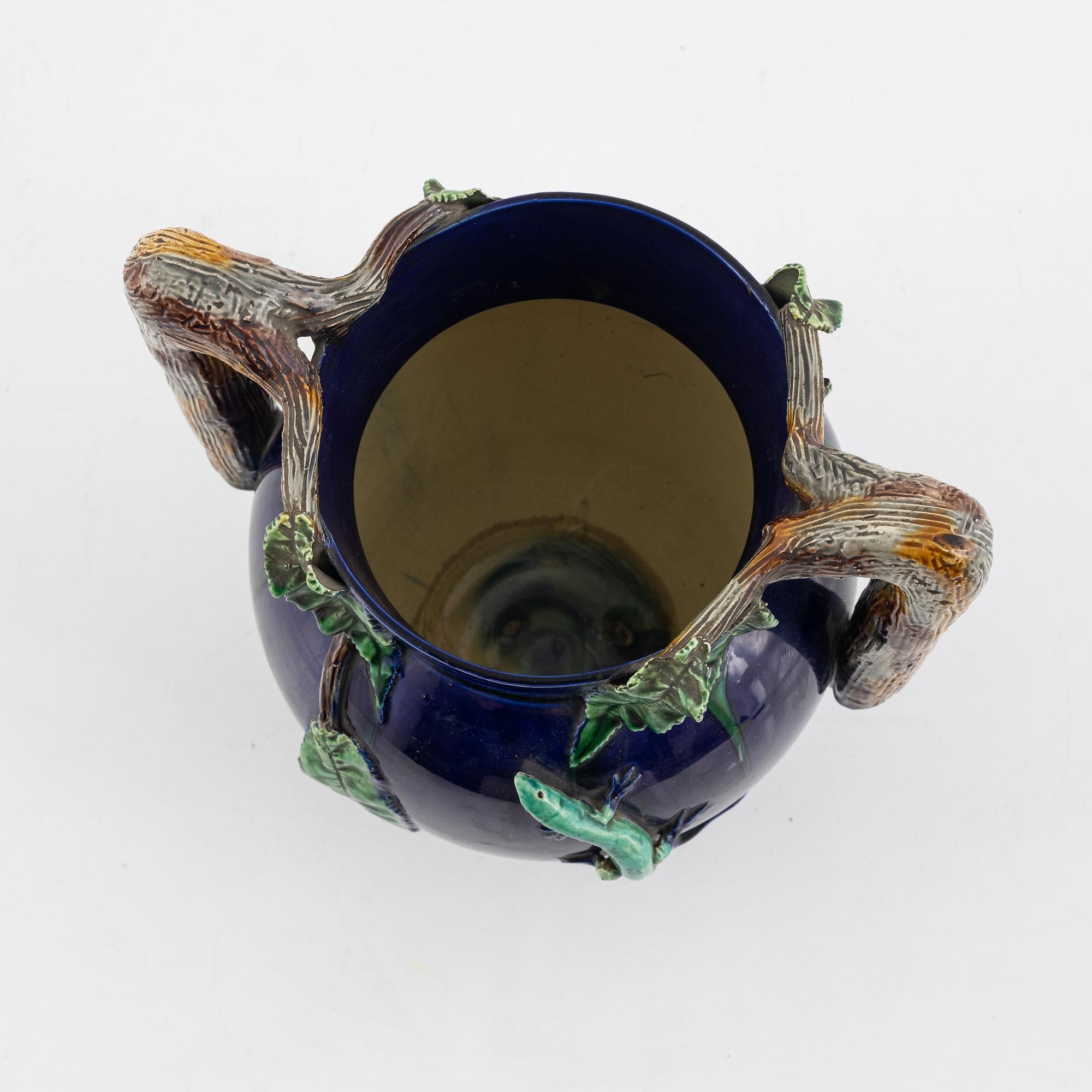 A ceramic urn, late 19th century.