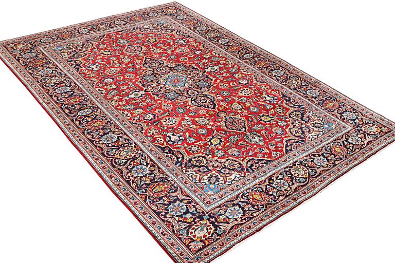 A Kashan carpet, c. 315 x 208 cm.