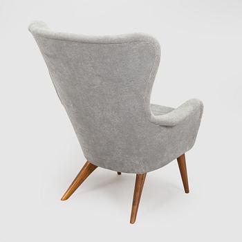 A mid-20th century armchair.