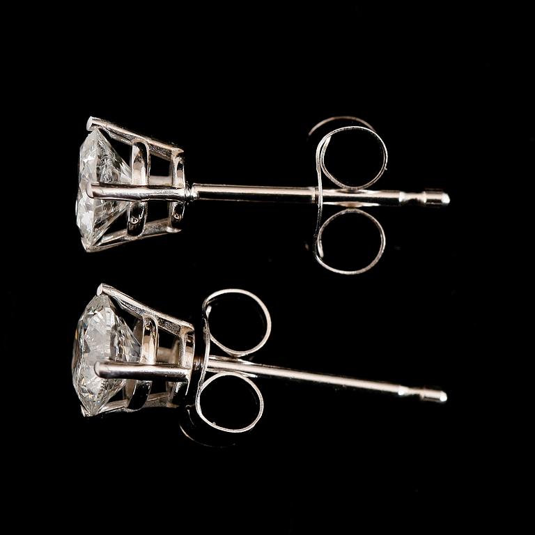 ÖRHÄNGEN, 1 par, 14K vitguld, briljantslipade diamanter tot ca 0.50 ct.