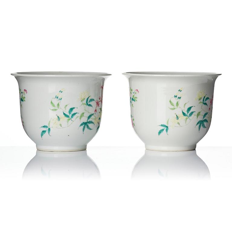 A pair of famille rose flower pots, late Qing dynasty/Republic.
