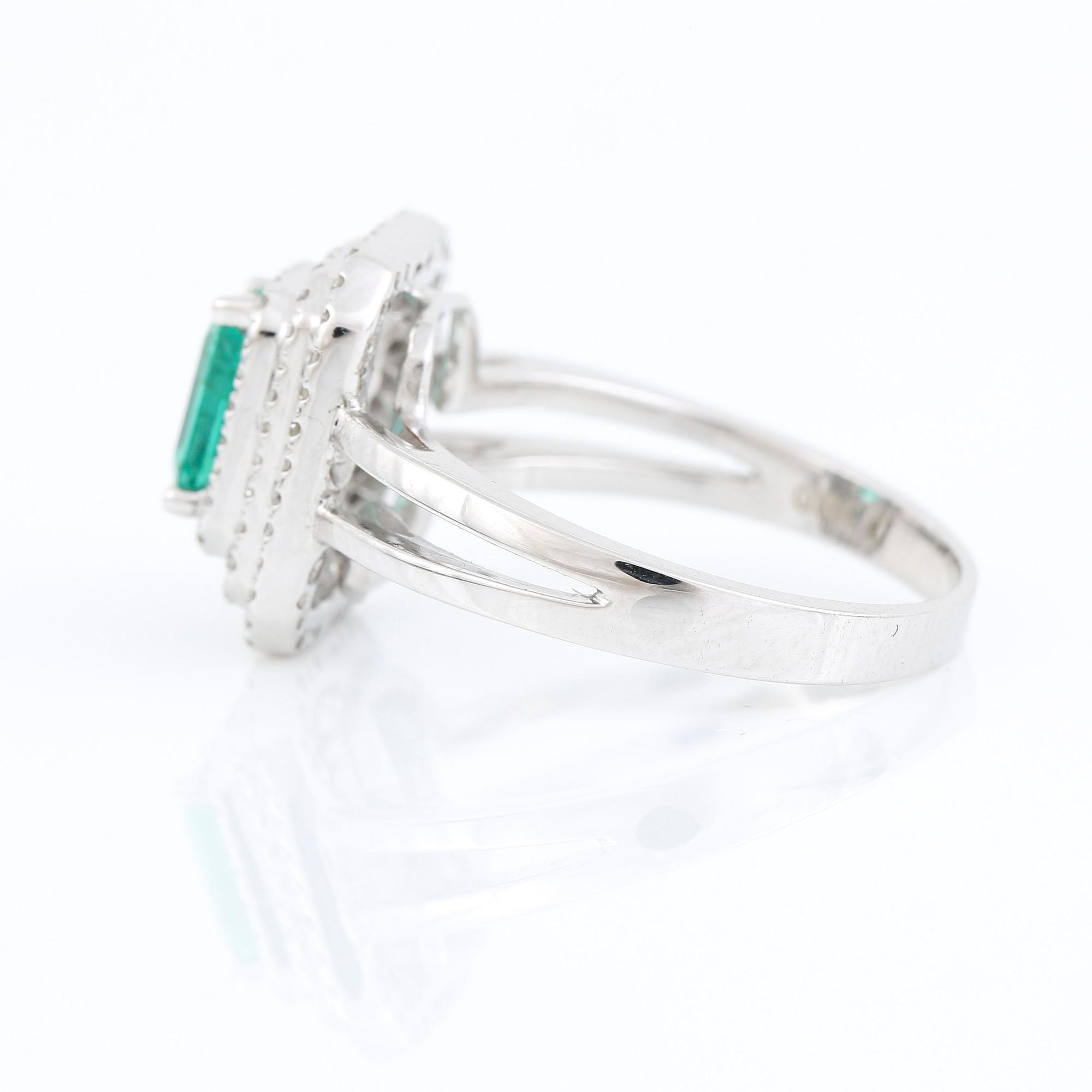 RING, 18K vitguld med smaragd ca 1,35 ct och små diamanter tot ca 0,28 ct. Vikt 5,8 g.