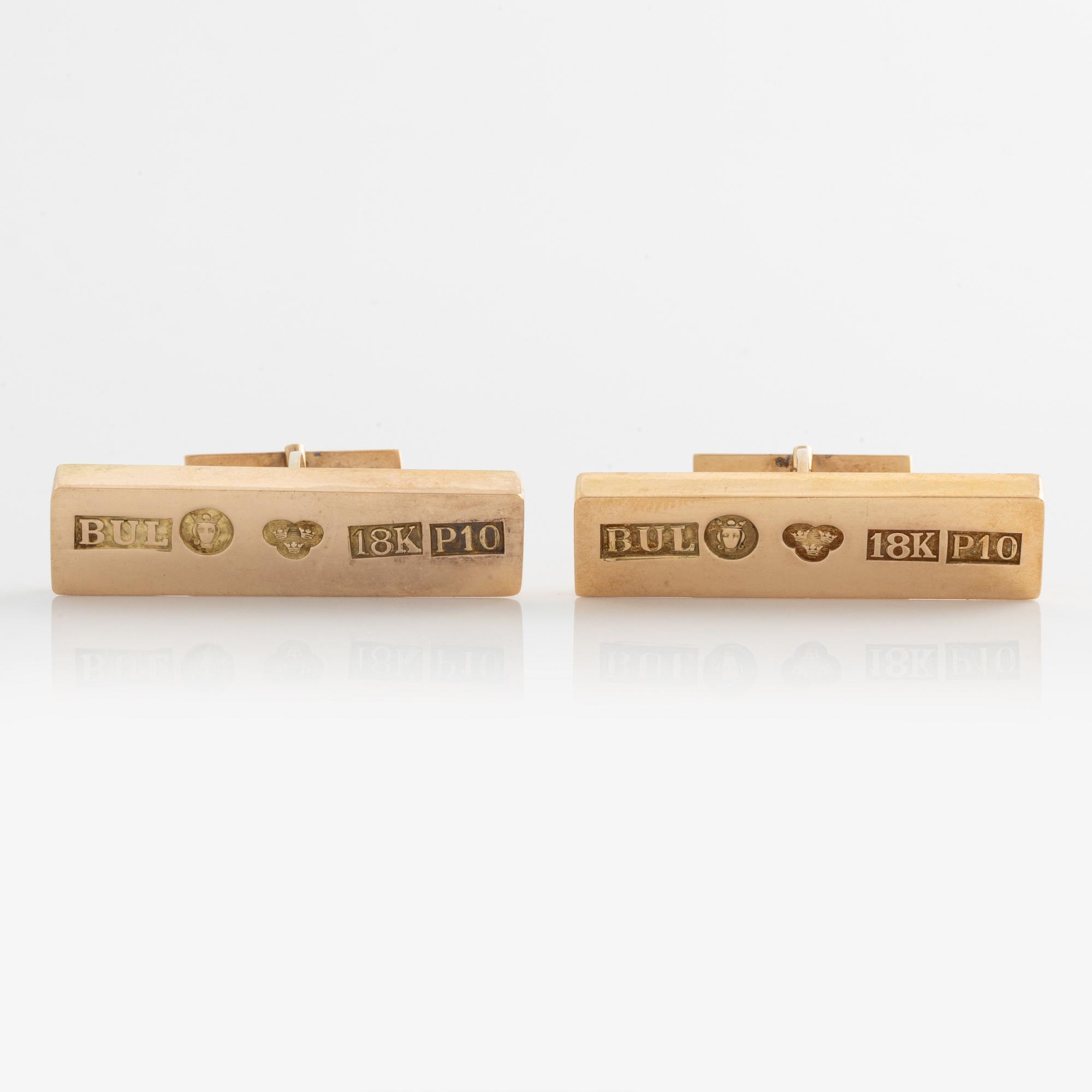 A pair of 18K gold cufflinks.