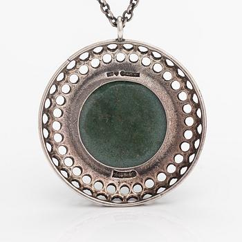 Halsband, modell 1621, sterlingsilver, epidot. Kalevala koru, Helsingfors 1994.
