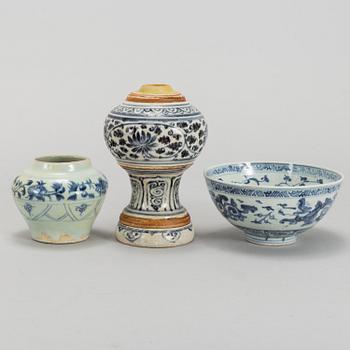 A blue and white vase, bowl and pot, South East Asia, 16th/17th Century.