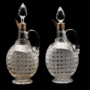 KARAFFER, ett par, glas med silvermonteringar, otydliga mästarstämplar, Birmingham, 1890.