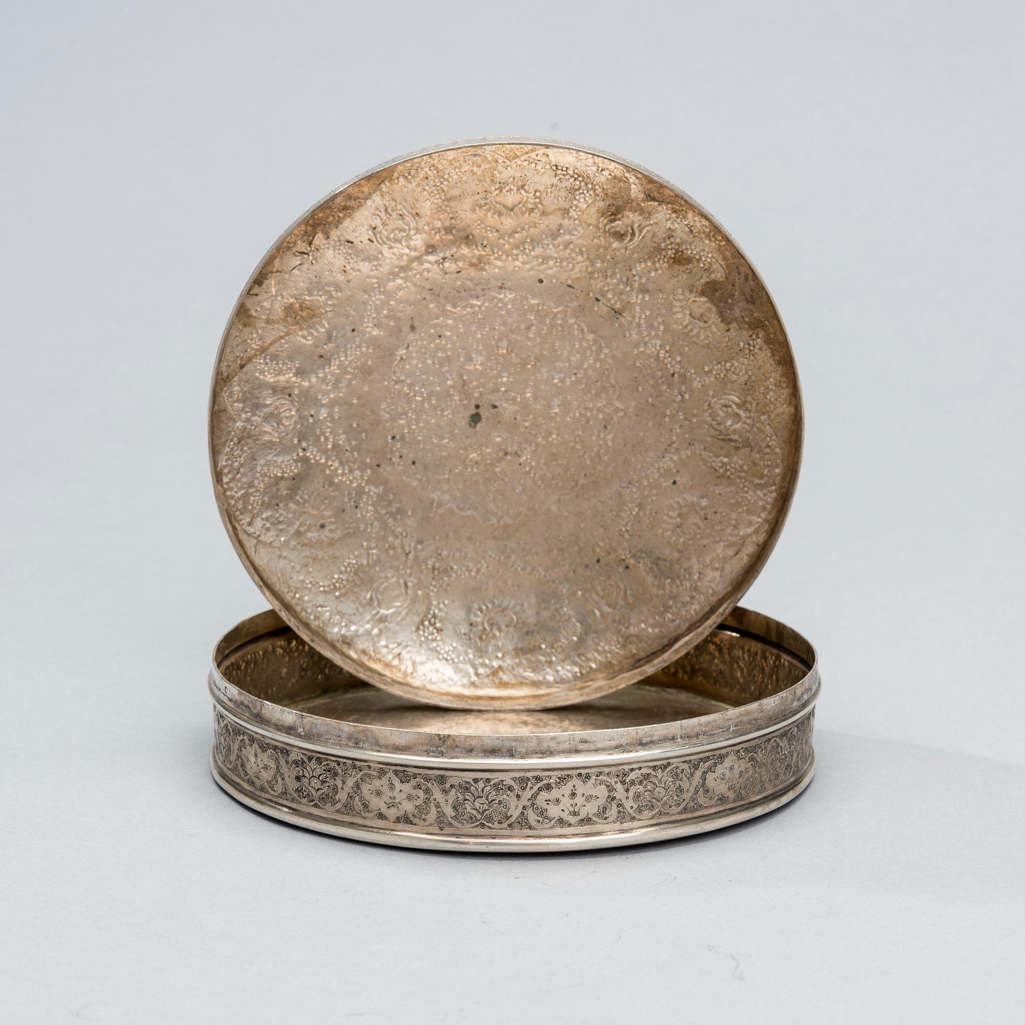 DOSA, silver, franska kontrollstämplar, Persien 1900-talets mitt. Vikt 509 g.