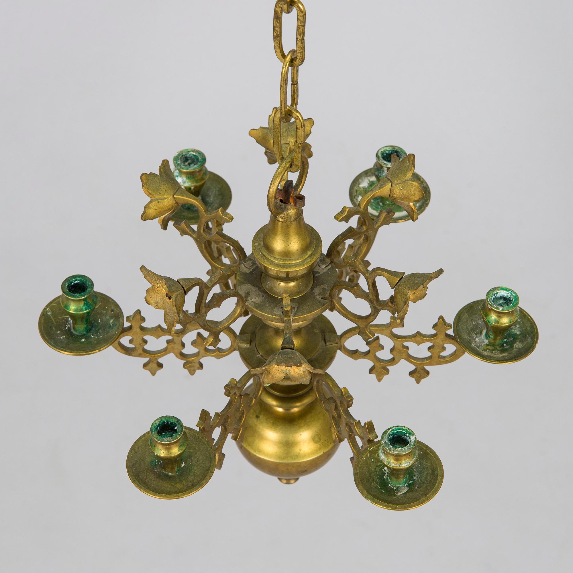 Kynttiläkruunu, messinkiä, 1900-luvun alkupuoli.