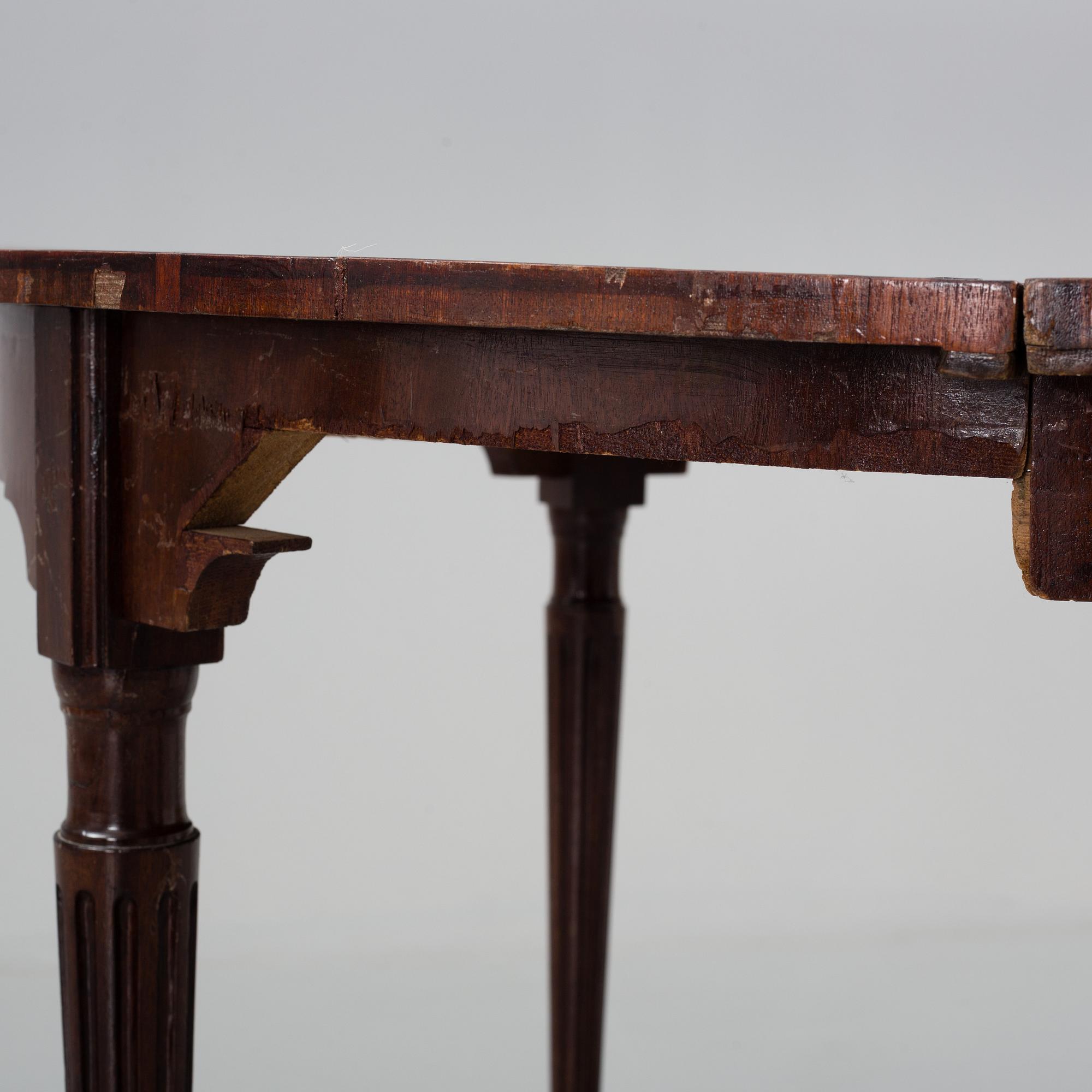 BORD, två stycken, 1800-tal, mahogny med trissor.