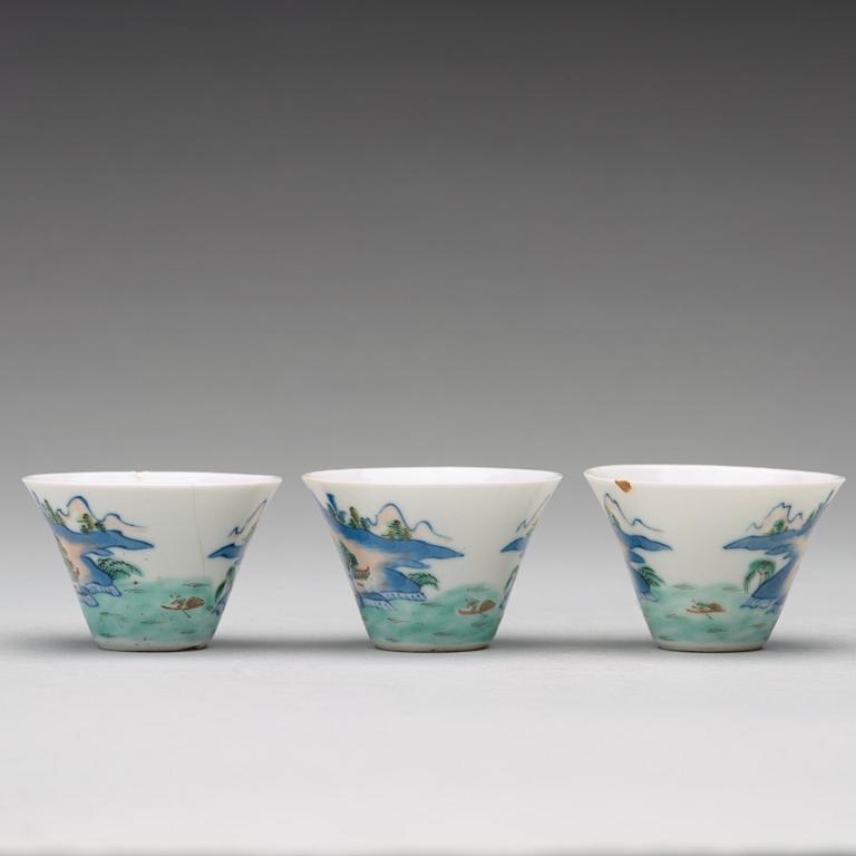 KOPPAR, tre stycken, porslin. Qingdynastin, Jiaqings märke och period (1796-1820).