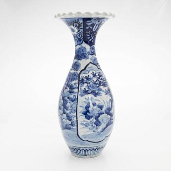 Mugg, porslin, Japan, Meiji (1868-1912) och vas, Meiji, tidigt 1900-tal.