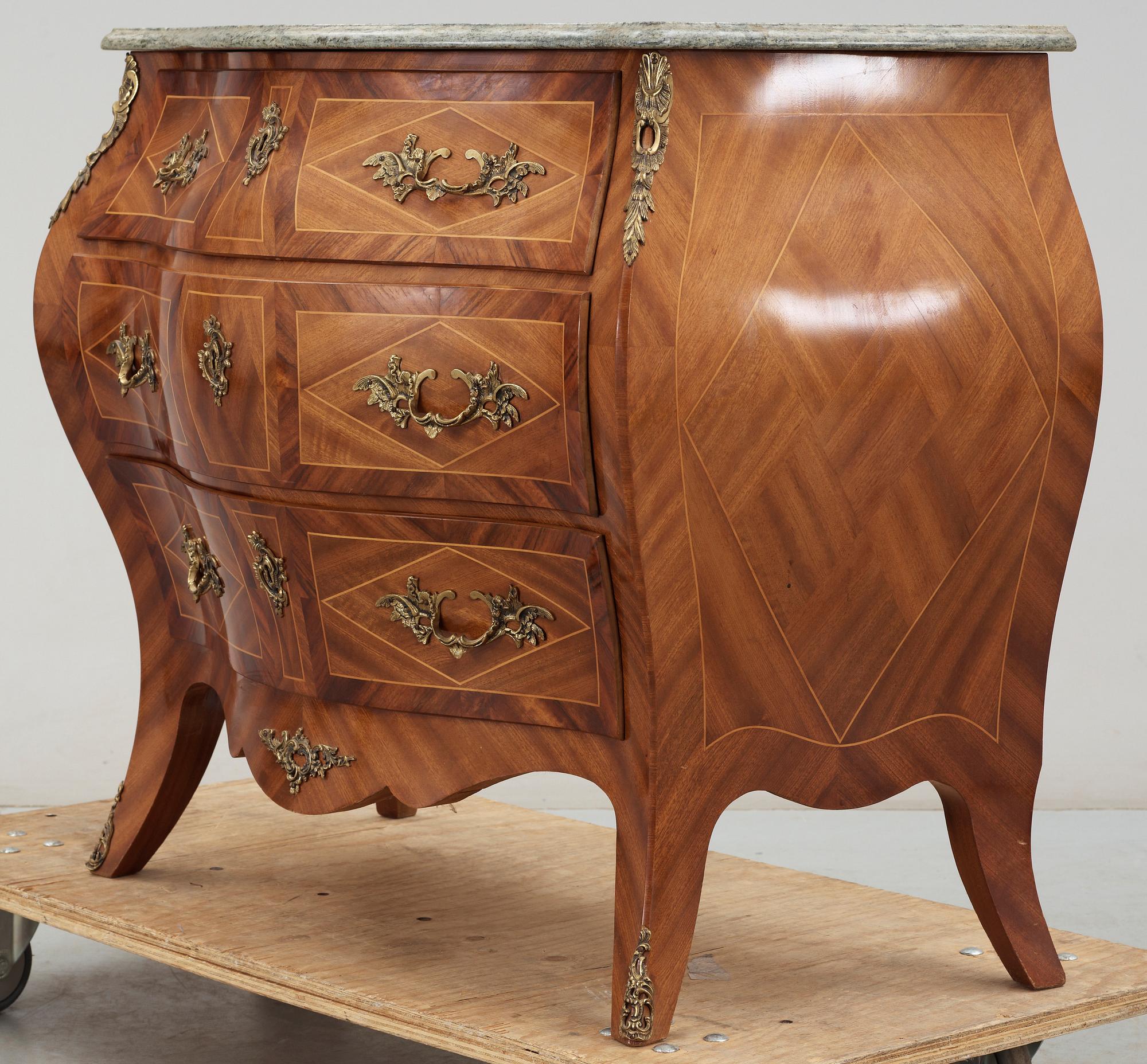 BYRÅ, rokokostil, omkring 1900-talets mitt.