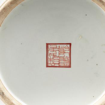 PRAKTVASER, ett par, porslin. Kina, 1900-tal med sigillmärke i rött.