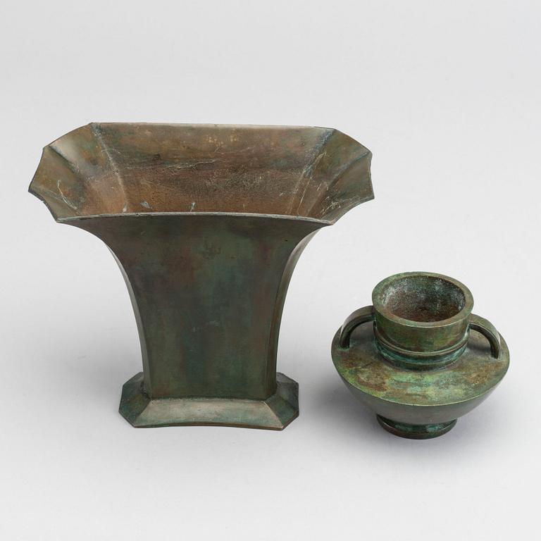 SUNE BÄCKSTRÖM, a  bronze vase and an bronze urn, both 1930s.