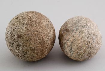 KANONKULOR, 2 st, sten, sannolikt 1600-tal.