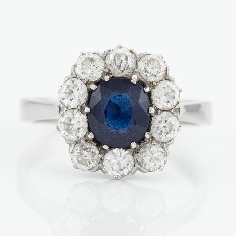 Ring, carmoséring, 18K vitguld med safir och briljantslipade diamanter.