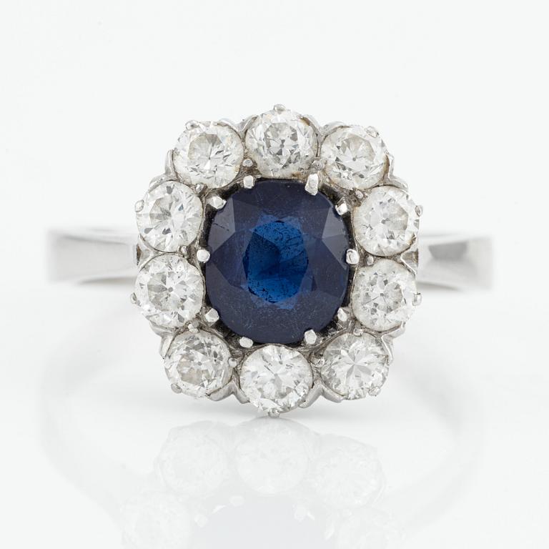 Ring, carmoséring, 18K vitguld med safir och briljantslipade diamanter.