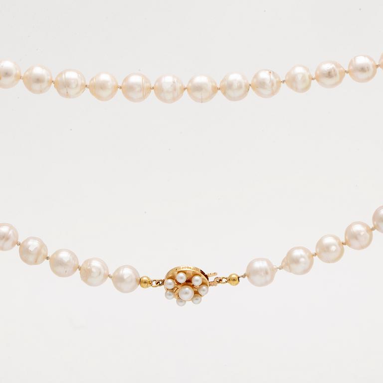 Pearl necklace, cultured pearls approx 8-8,5 mm, clasp 18k gold smaller cultured pearls, Alton Falköping.
