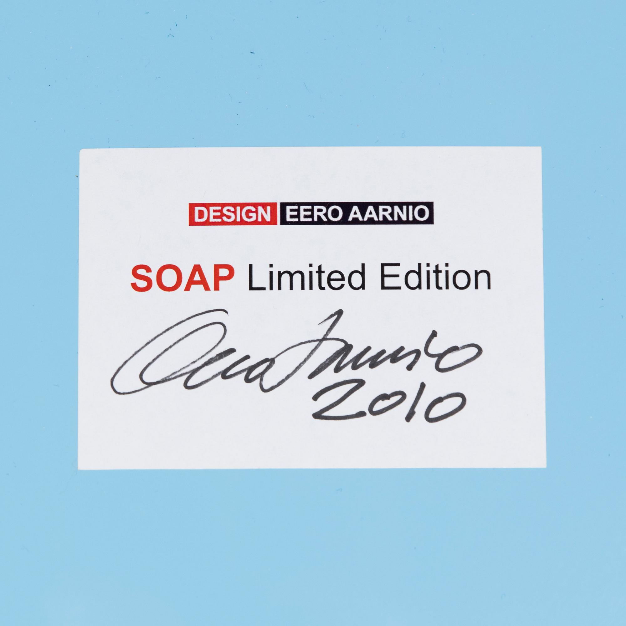 Eero Aarnio, "Soap-tuoli" Artekno, signeerattu Eero Aarnio, 2010.