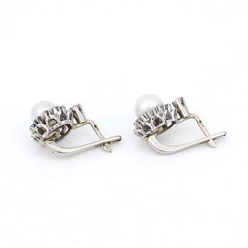 ÖRHÄNGEN, ett par, guld 14 resp 18K, odlade saltvattenspärlor samt diamanter totalt ca 0.46 ct. Tot ca 5 gram.