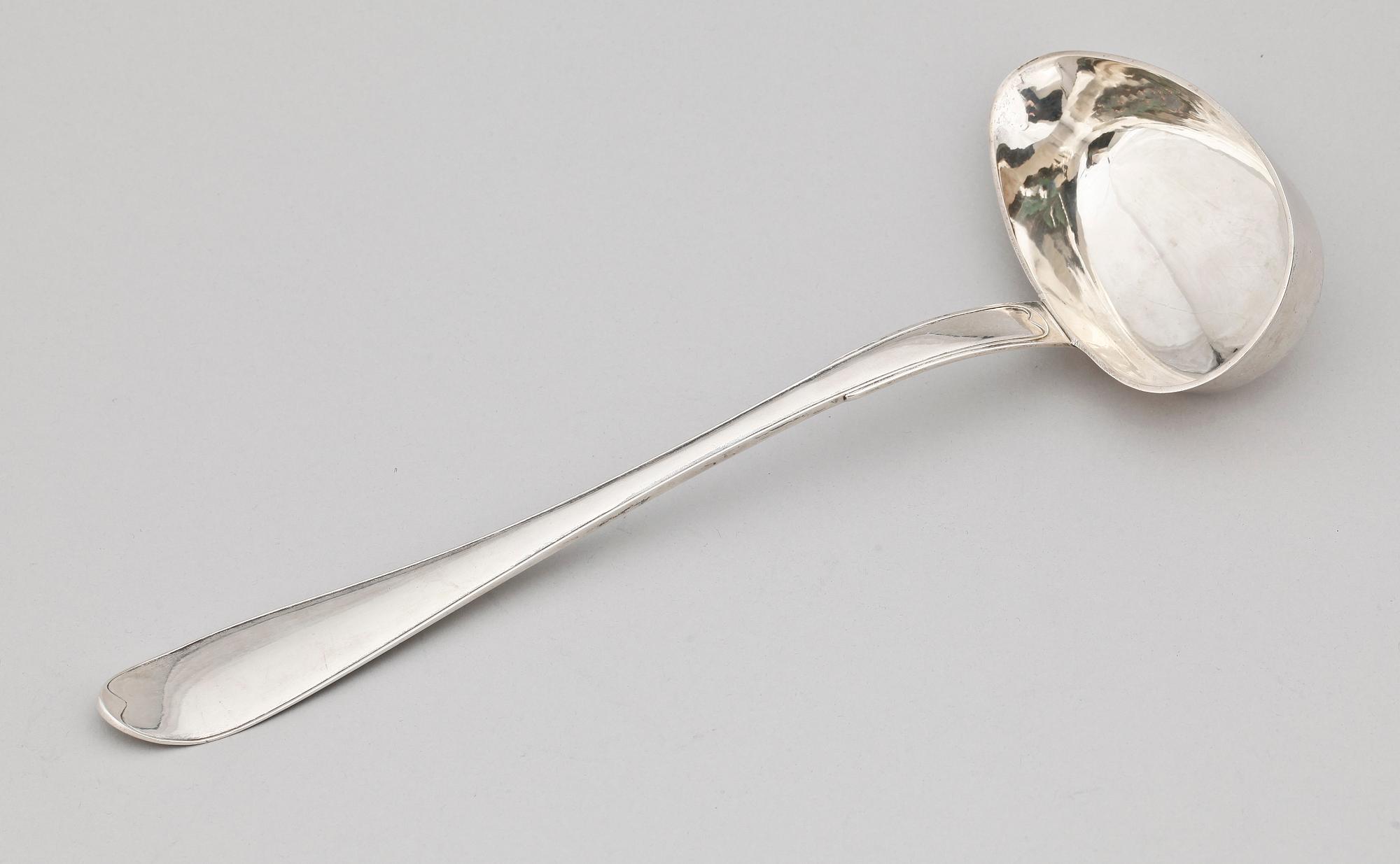 SOPPSLEV, silver, "Svensk rund", Olof Hellbom, Stockholm, 1816. Ca 265 g.