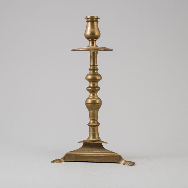 AN 18TH CENTURY BRONZE CANDLESTICK.