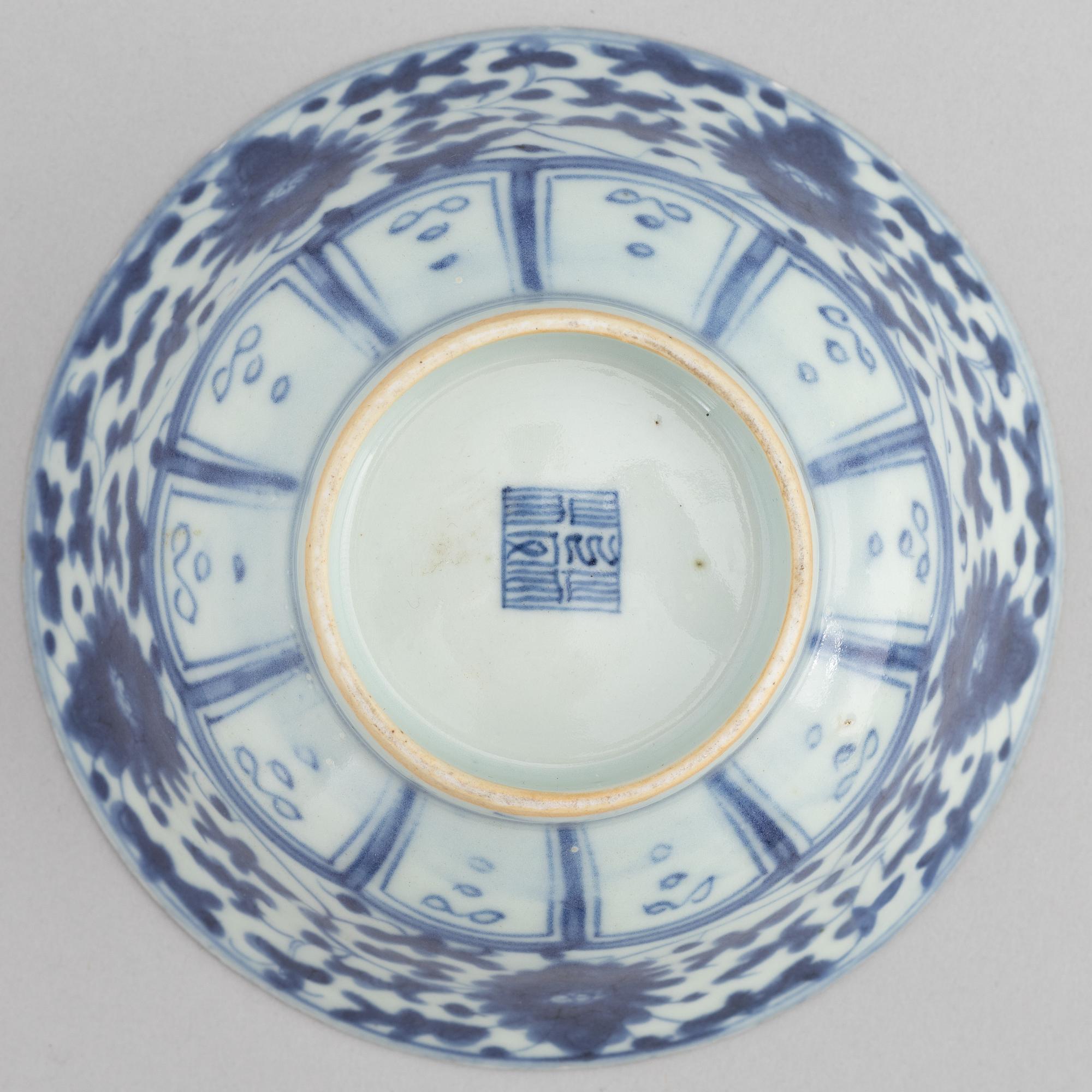 Skål samt 6 assietter, Mingstil, porslin, Kina, Qingdynastin, 1800-tal.