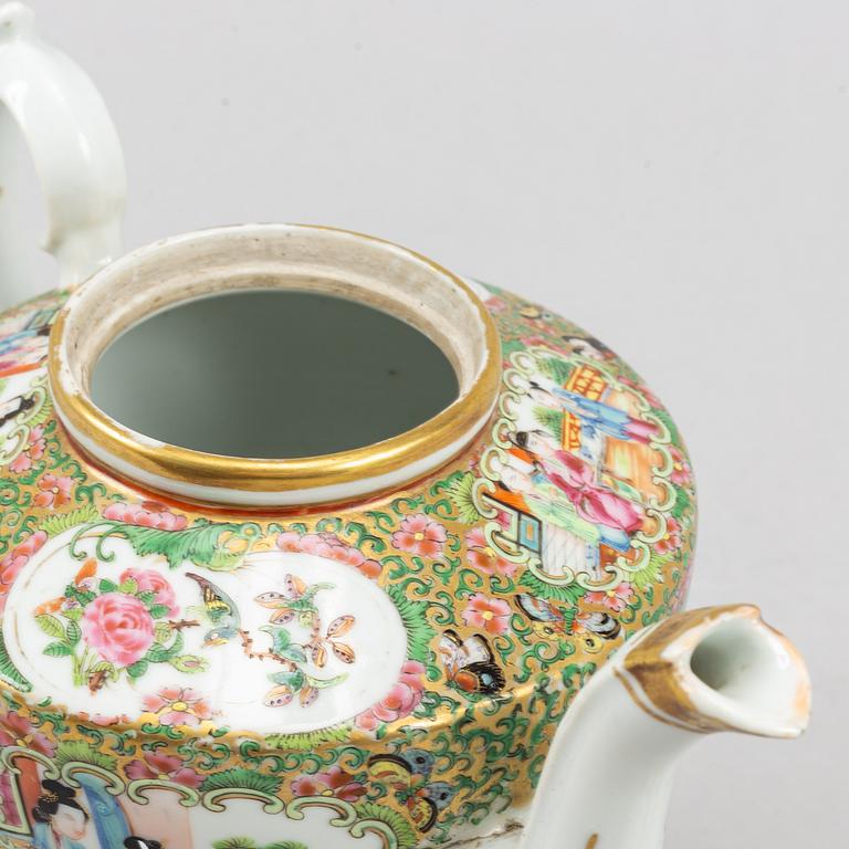 A famille rose Canton teapot with cover, Qing dynasty, late 19th century.