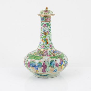 A Kanton vase with cover, China, late Qing dynasty.