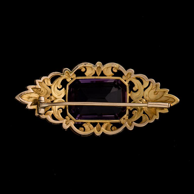 A BROOCH, facetted amethyst, 14K gold. A. Tillander, Helsinki 1941.