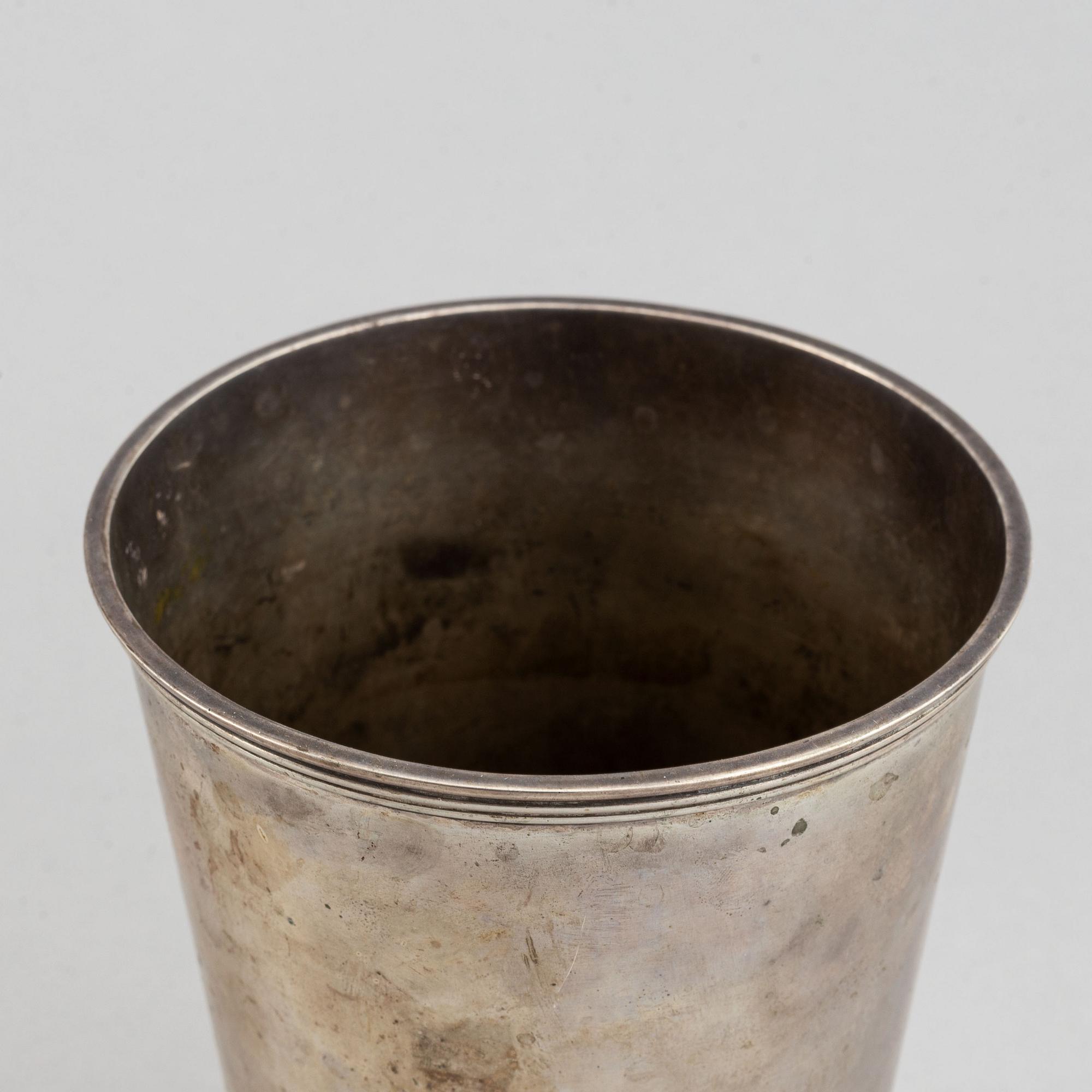A silver beaker by C.F. Carlman, an inscription underneath, dated 1939.