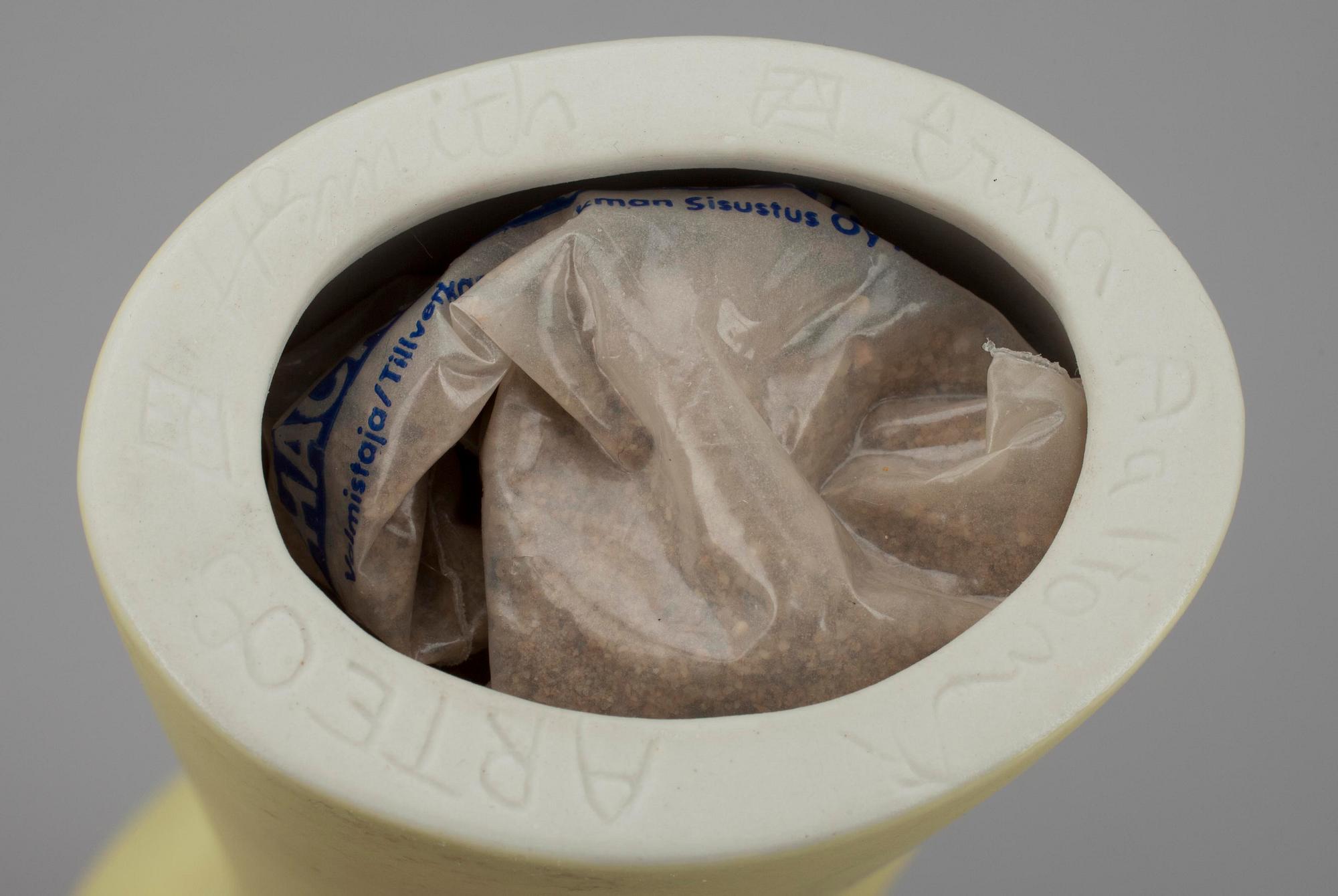 FIGURIN, keramik, signerad Howard Smith / Erna Aaltonen, Arte 09.