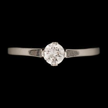 RING, 18 k vitguld med briljantslipad diamant 0.31 ct enligt gravyr.