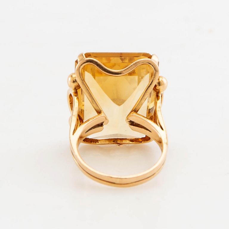Ring 18K gold with step-cut citrine.